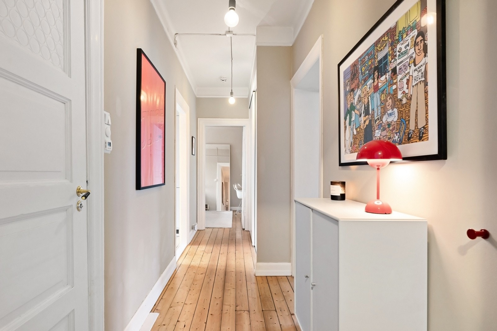 Boligen har en stor og innbydende gang med gode oppbevaringsmuligheter i garderobeskapsrekke. Galleribilde