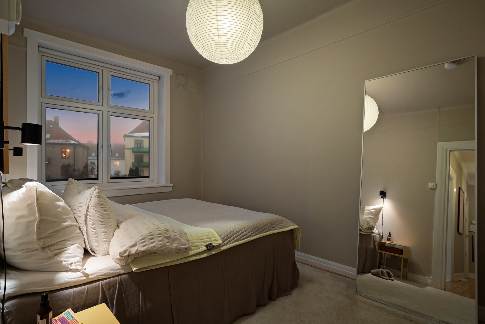 Rommet vender i sin helhet mot stille indre gårdsrom. Galleribilde