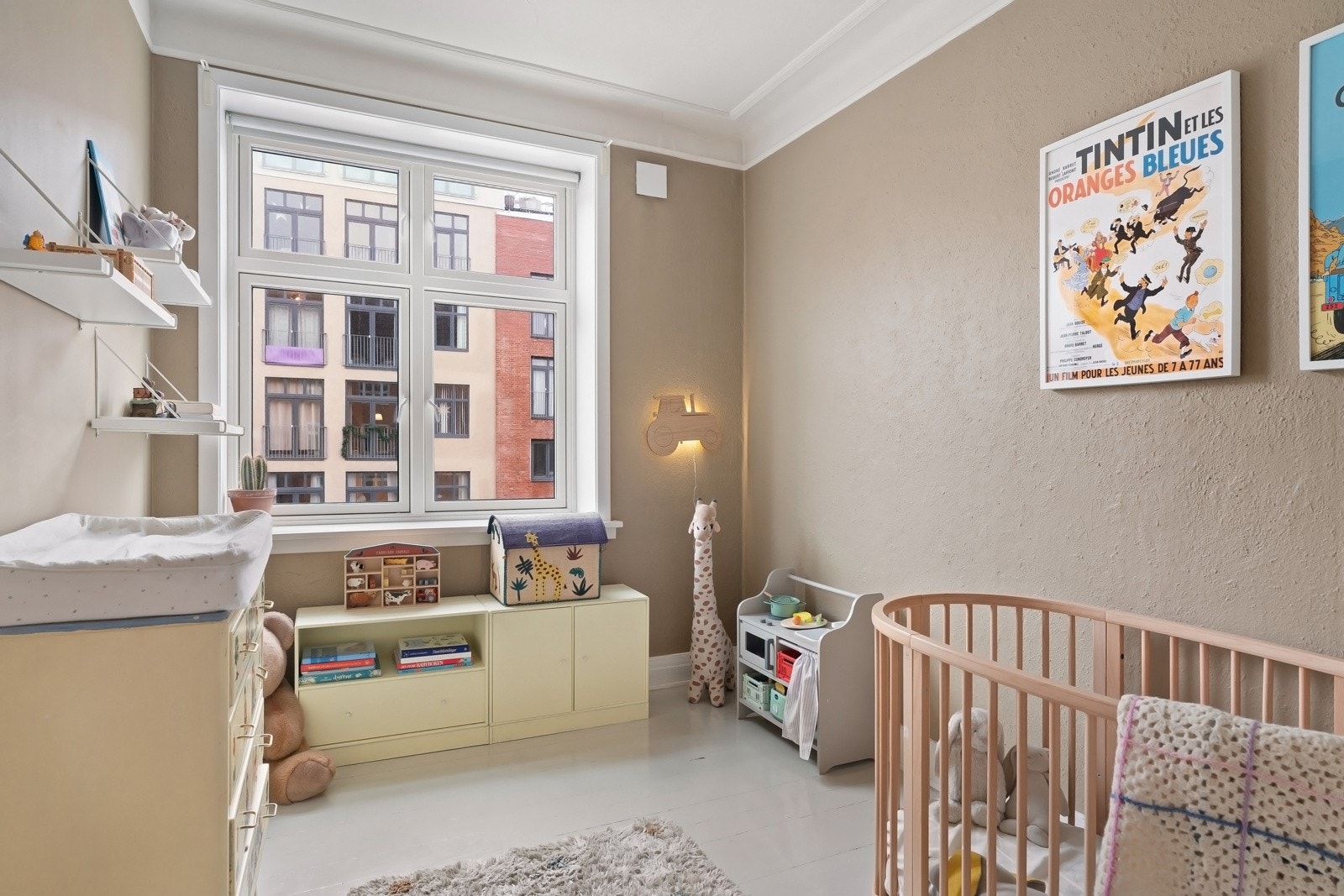 Fra stuen er det adkomst til soverom som er av god størrelse. Galleribilde