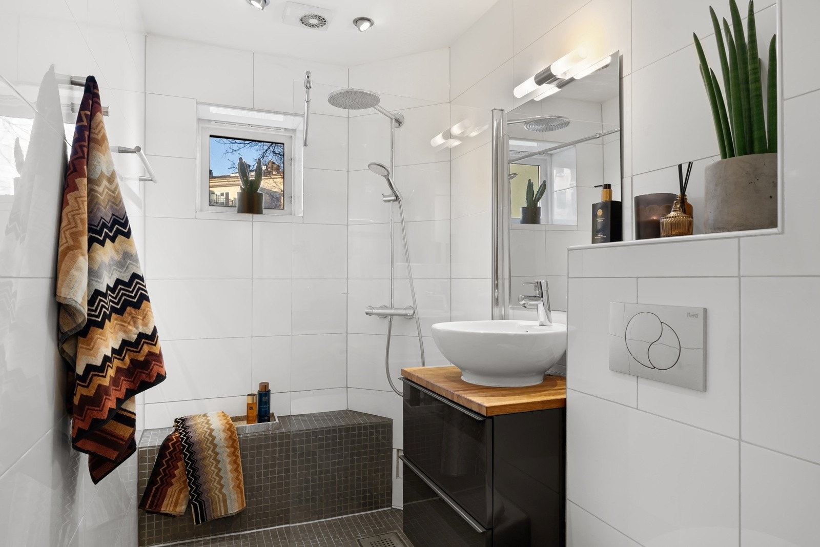 Flislagt baderom fra 2012 med varmekabler i gulvet. Galleribilde