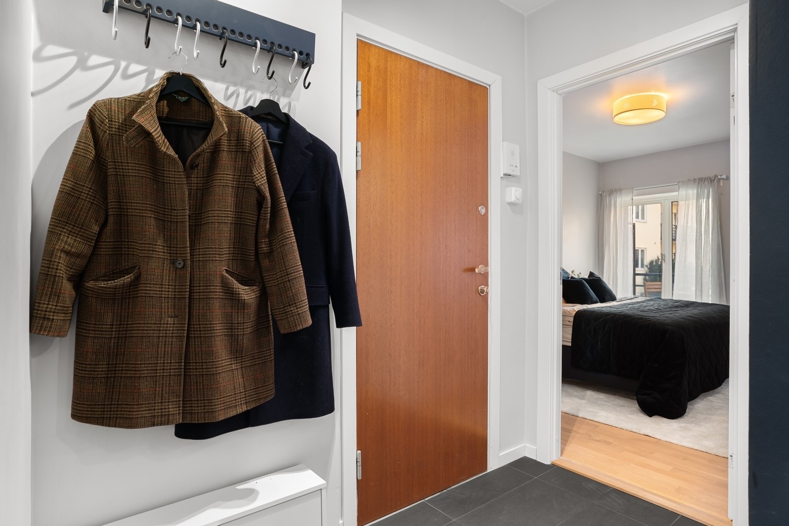 Entré med plass til oppheng av yttertøy og sko. Galleribilde