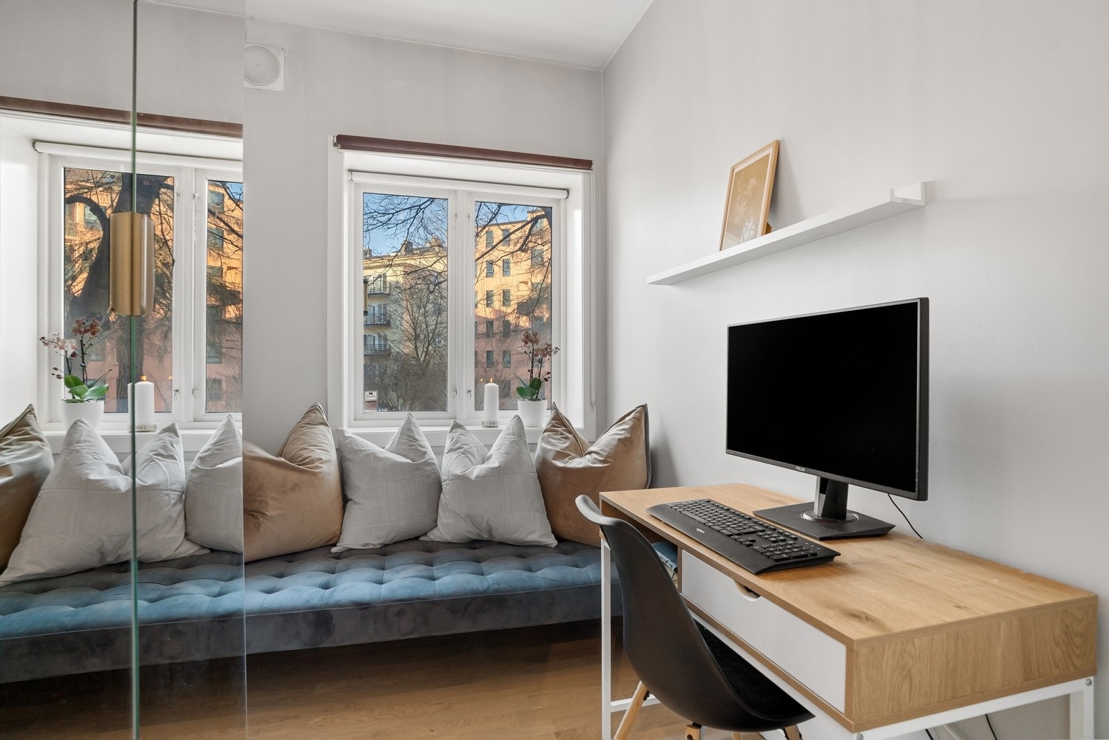 Soverom 2 har plass til seng med tilhørende nattbord og garderobeskap Galleribilde