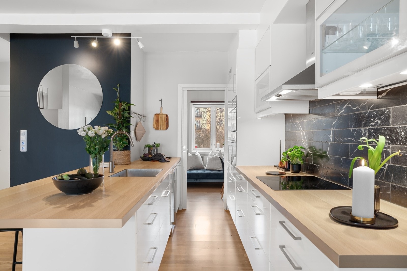 Kjøkkenet har gode arbeidsflater med praktisk belysning under overskap. Galleribilde