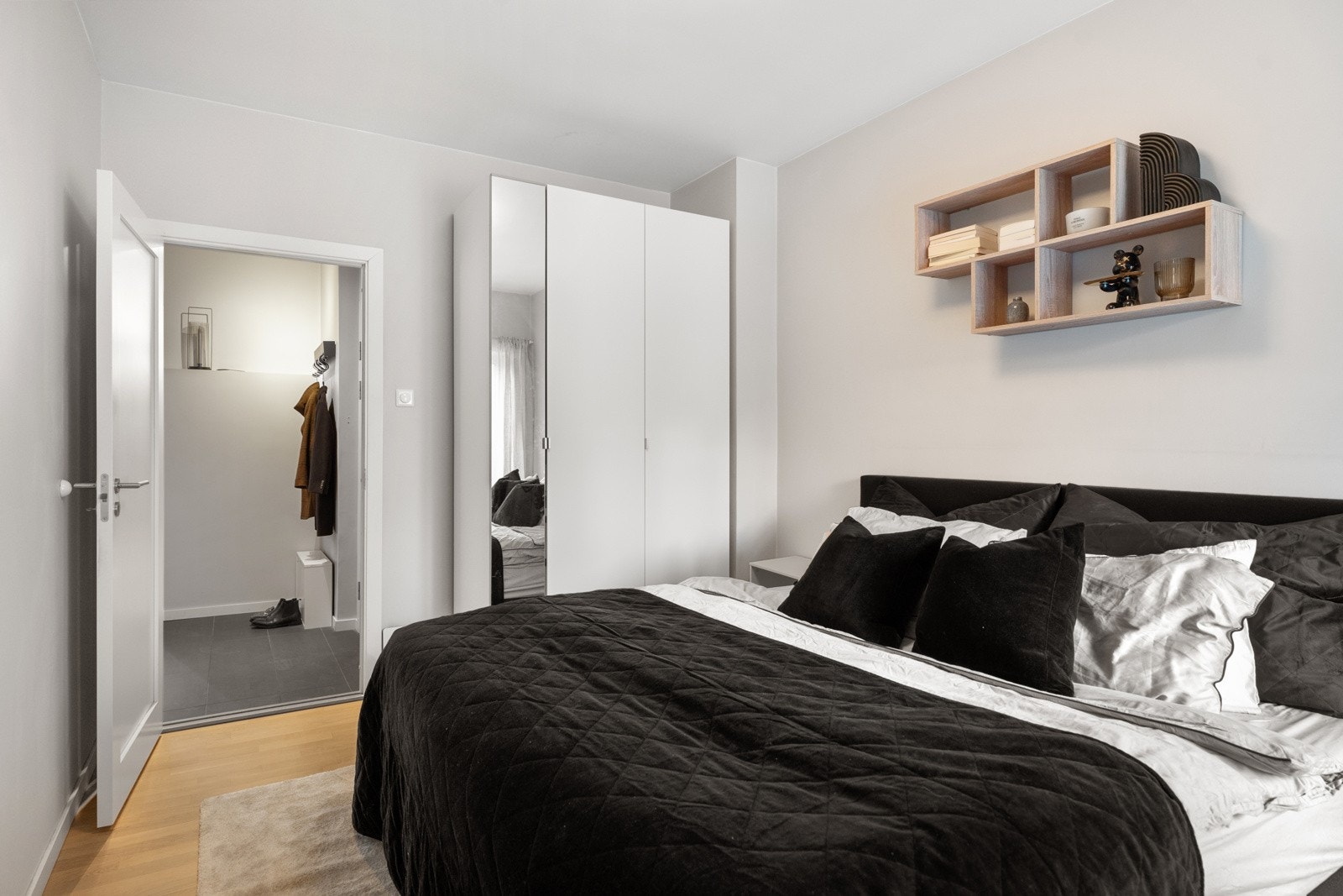 Rommet tilbyr rikelig med oppbevaringsmuligheter med garderobeskap og kommoder. Galleribilde