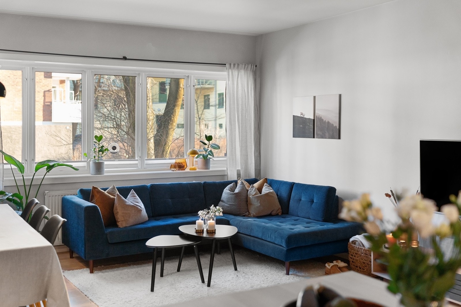 Lys og romslig stue med god plass til en sofagruppe og tilhørende møbler. Galleribilde