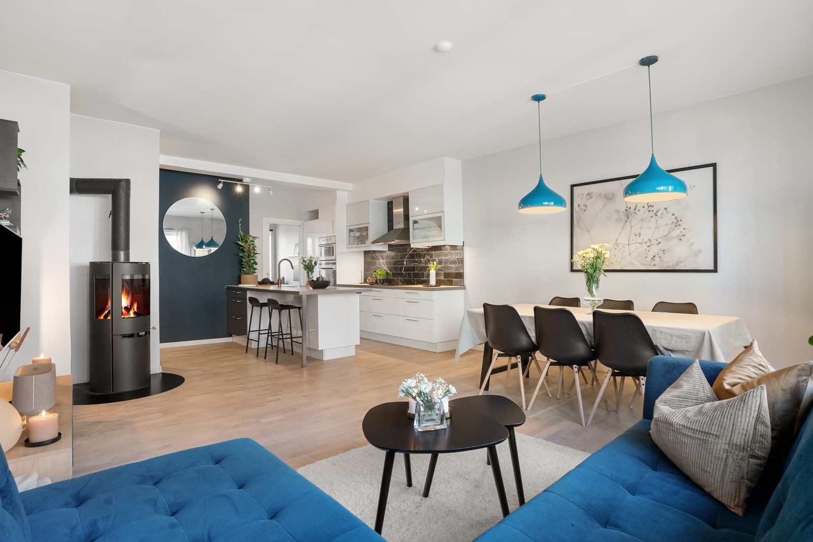 Åpen løsning mot kjøkken som bidrar til en sosial og romslig atmosfære. Galleribilde