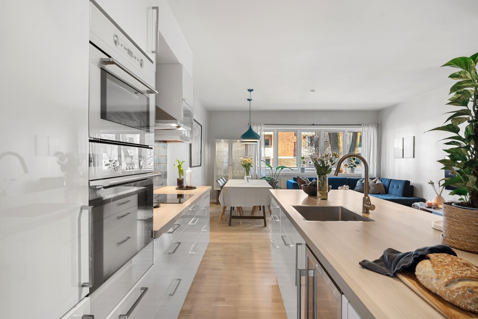 Kjøkkenet er fullt utstyrt med integrert induksjonsplatetopp, stekeovn, mikrobølgeovn, oppvaskmaskin, samt kjøle- og fryseskap. Galleribilde