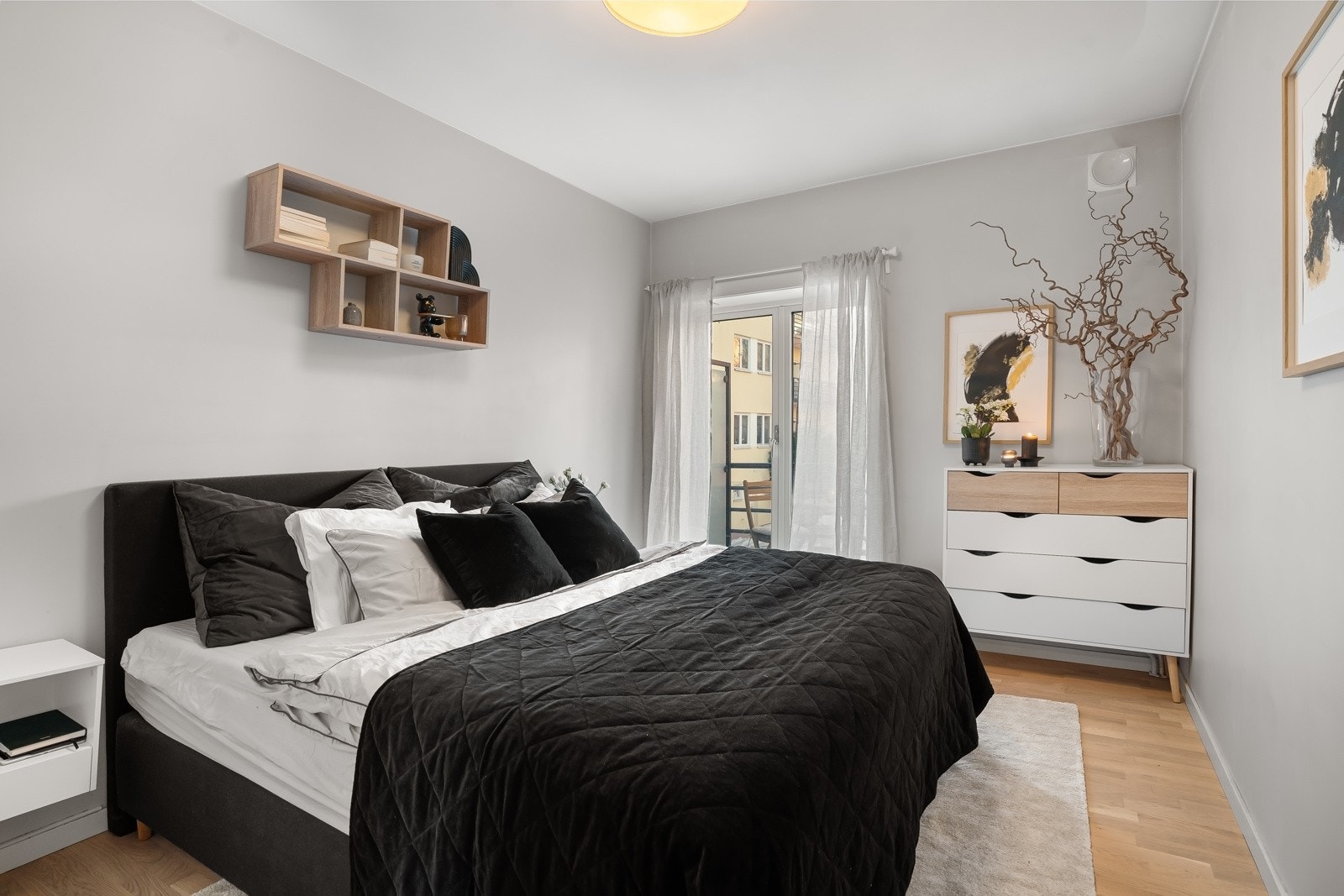 Romslig hovedsoverom med god plass til dobbelseng med nattbord på hver side. Galleribilde