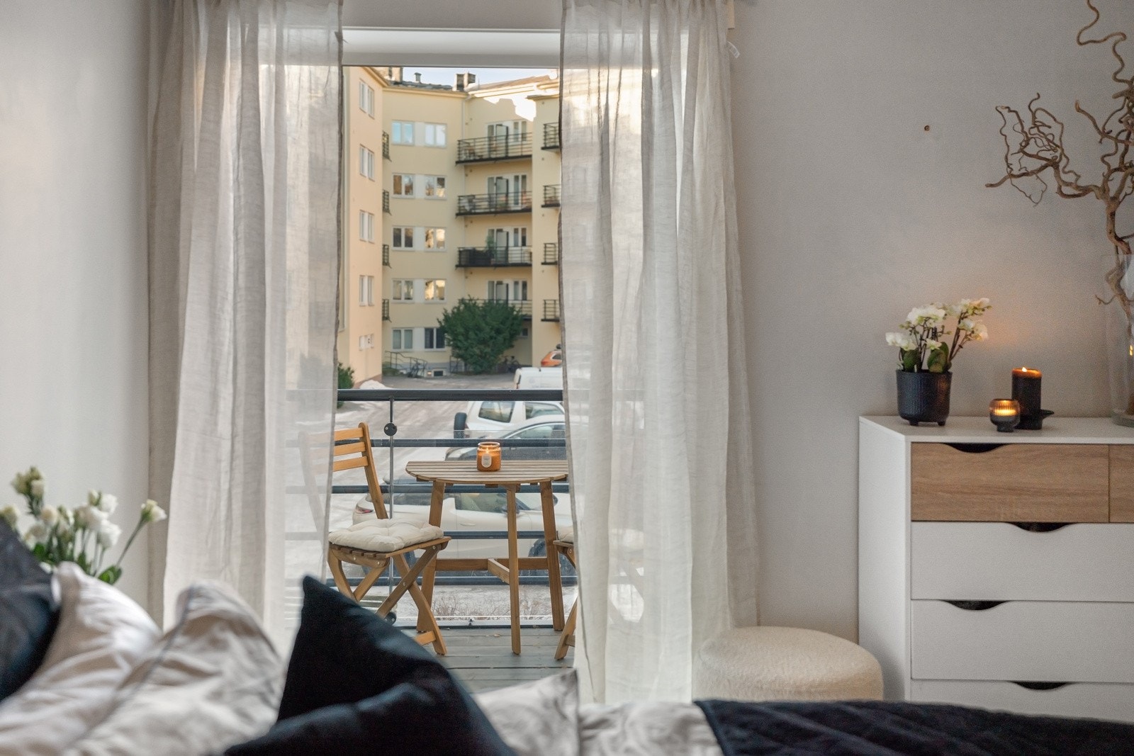 Fra soverommet er det direkte tilgang til en vestvendt balkong, noe som gir en lys og luftig atmosfære takket være de store vindusflatene i glassdøren. På sommerstid fungerer balkongen som en naturlig forlengelse av soverommet. Galleribilde