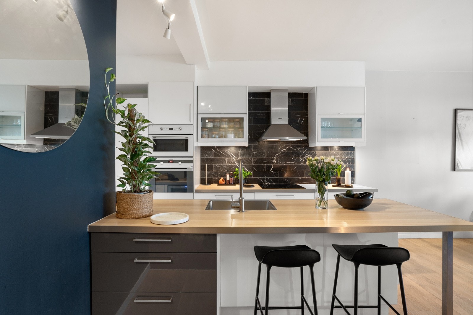 Praktisk kjøkkenøy med barstoler, som skaper en sosial og innbydende atmosfære hvor gjester kan holde deg med selskap mens du lager mat. Galleribilde