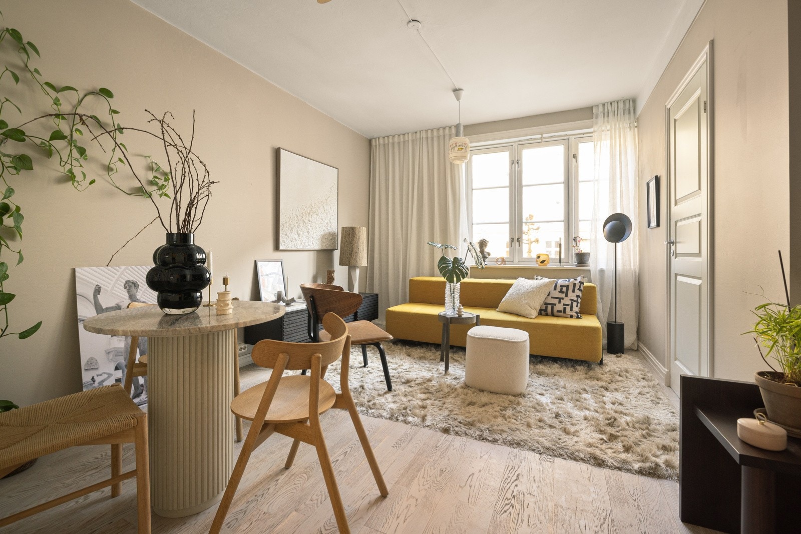 Stuen er enkel å møblere - her har du plass til sofa, mediemøbler og spisebord. Galleribilde