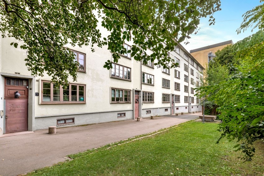 Fasade Københavngata 14. Bakgården er pent opparbeidet med gress, prydbusker og sittegruppe. Sameiet har også felles sykkelbod Galleribilde