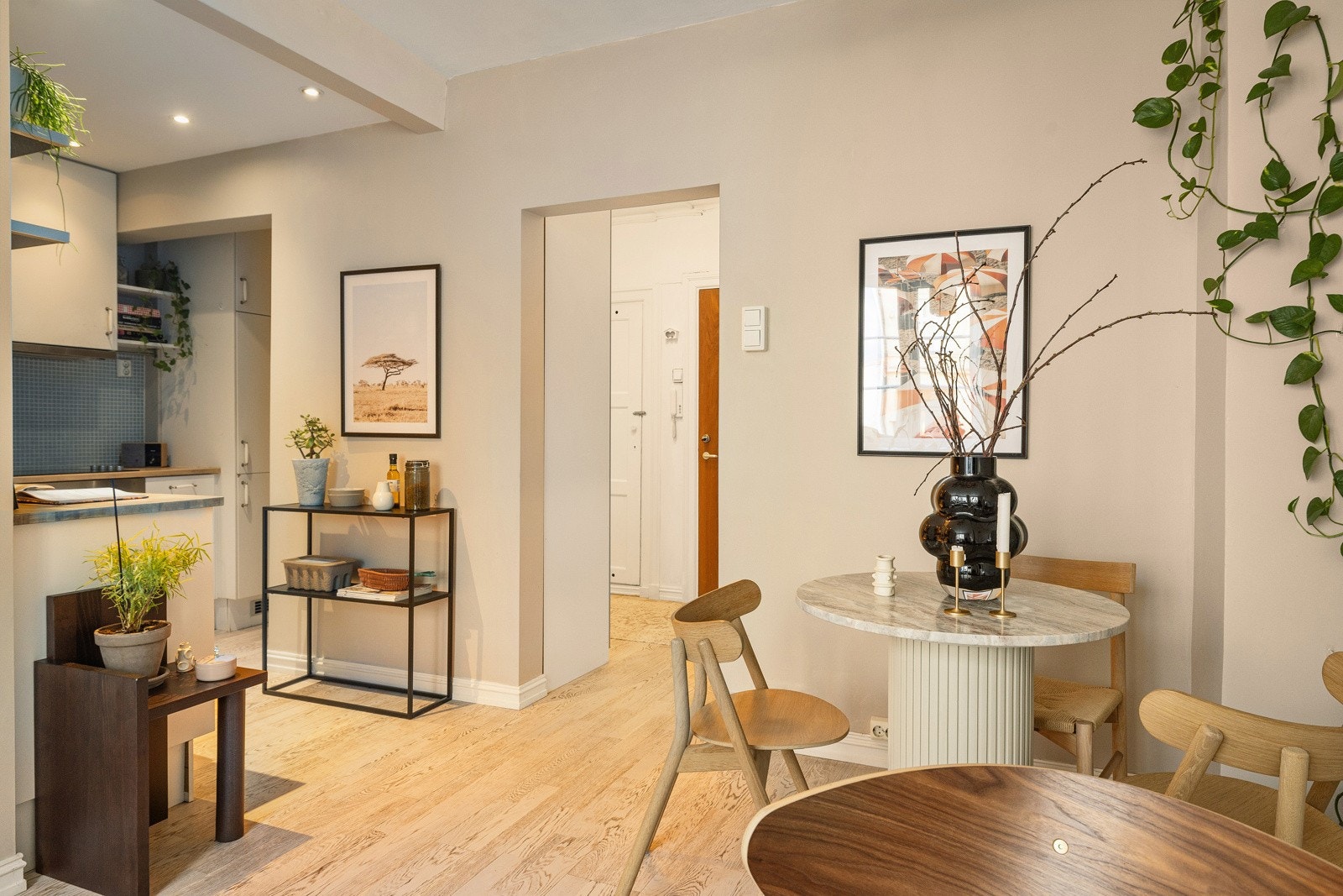Leiligheten er malt i lekre farger og holder en moderne standard. Galleribilde