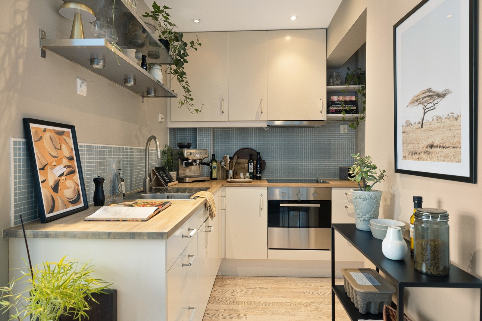 Stilrent kjøkken fra IKEA satt inn i 2012. De integrerte hvitevarne består av stekeovn og kjøl/frys. Galleribilde