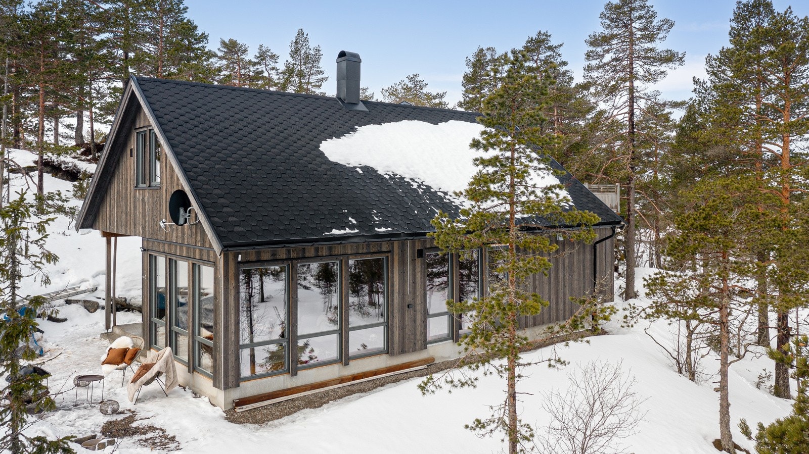 Fritidsboligen er over to plan og har en meget effektiv planløsning. Galleribilde