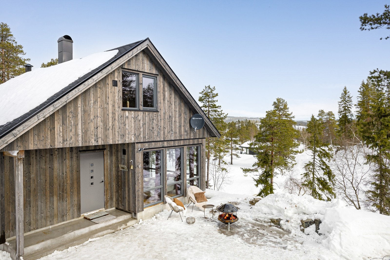 En lekker, nyere hytte i naturskjønne omgivelser på Svanstul. Galleribilde