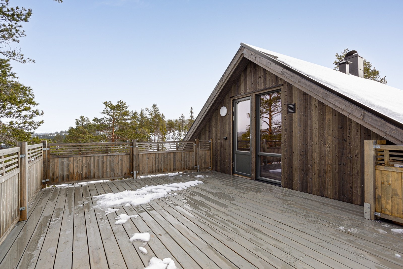 Meget romslig terrasse ut fra soverom i loftsetasje Galleribilde