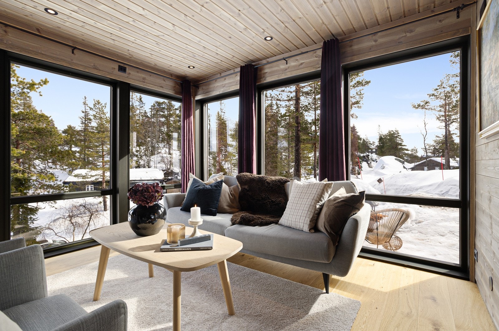En lekker, nyoppført hytte i naturskjønne omgivelser på Svanstul. Galleribilde