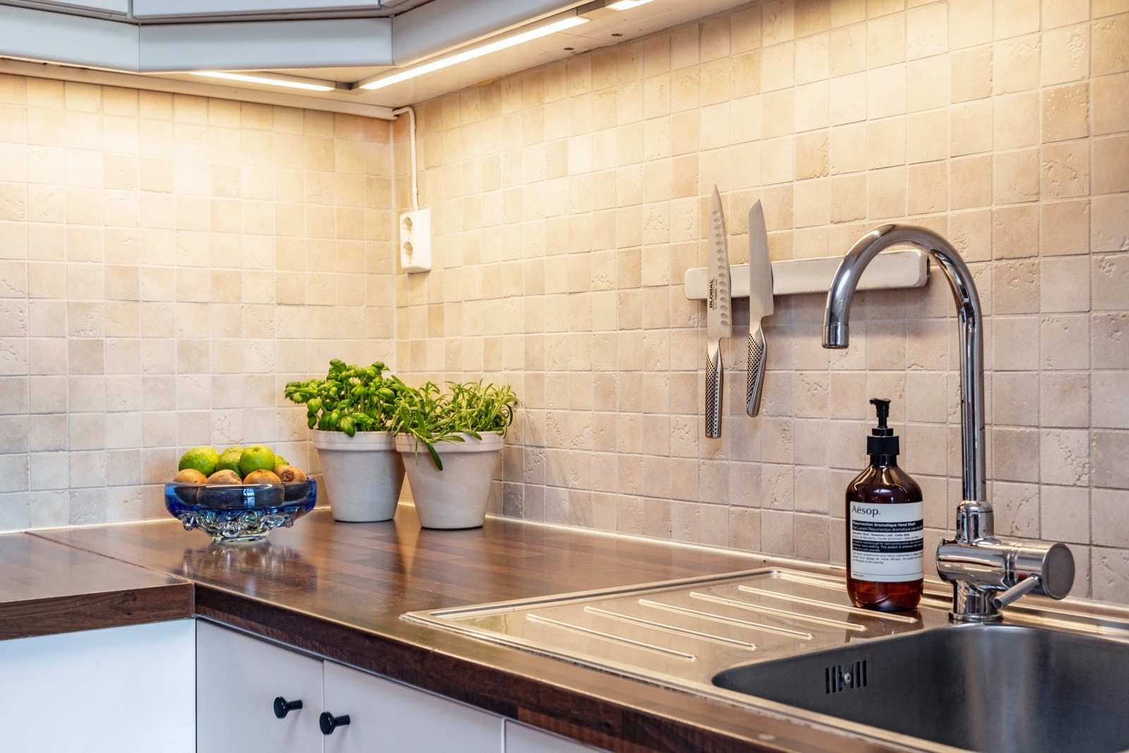 Varmtvann, fyring, internett (fiber) og kabel-TV inkl. i felleskostnadene. Galleribilde