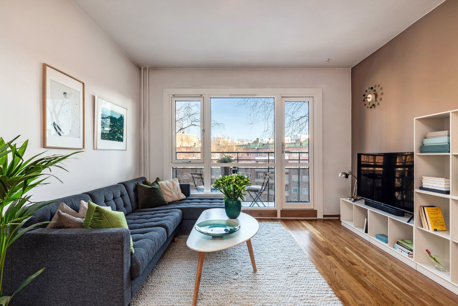 Fra stuen er det utgang til en balkong på 5 kvm. Galleribilde