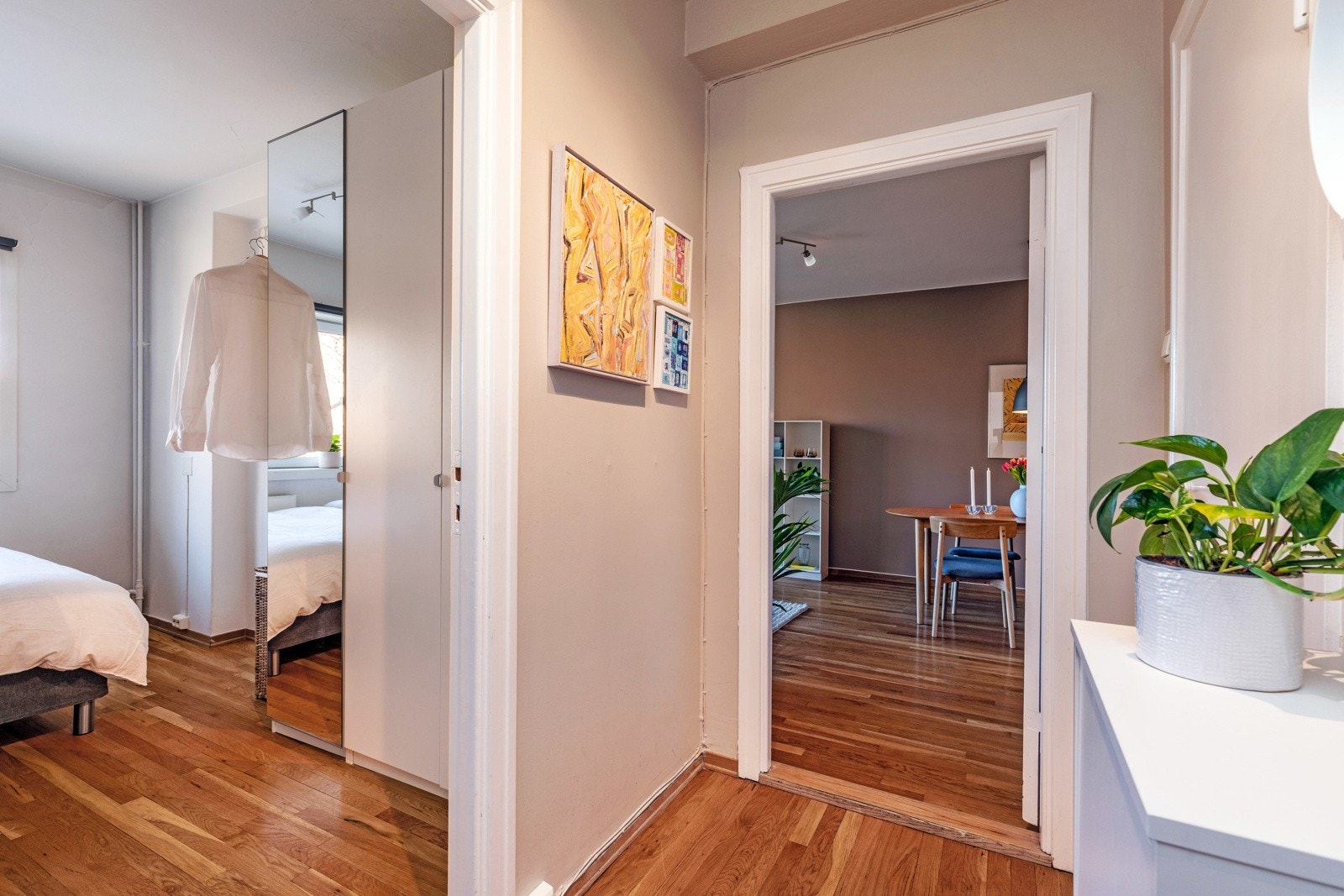 Lys og innbydende entrè med plass til yttertøy og sko. Galleribilde