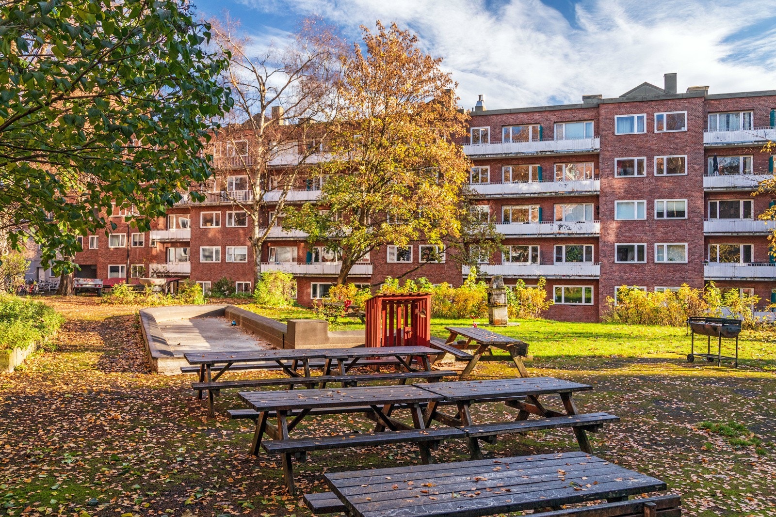 Pent opparbeidet bakgård med mange sittegrupper. Galleribilde