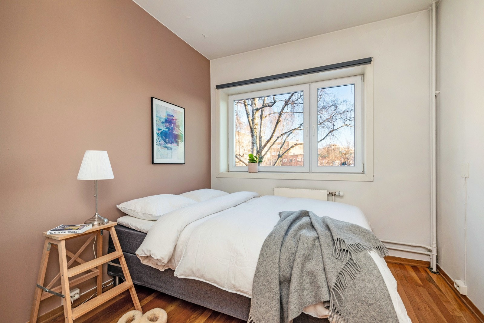 God plass til dobbeltseng, nattbord og garderobeløsning. Galleribilde