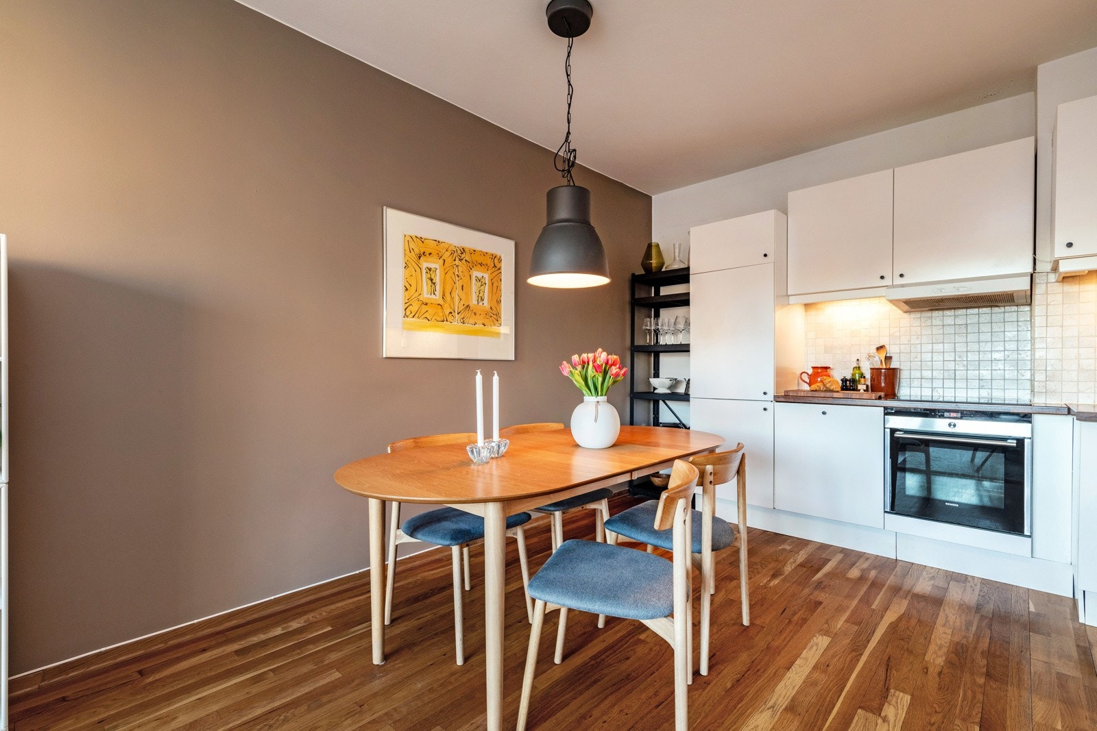 Malte overflater og originalt tregulv på gulv. Galleribilde