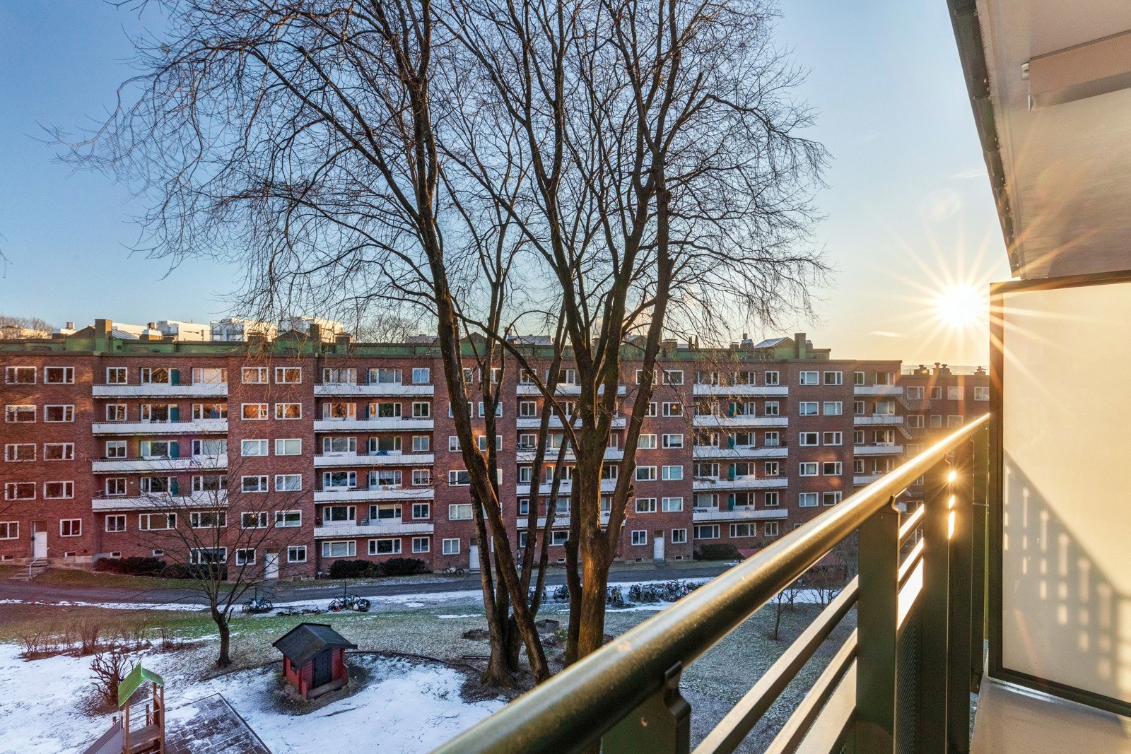 Herlig utsyn over bakgården. Galleribilde