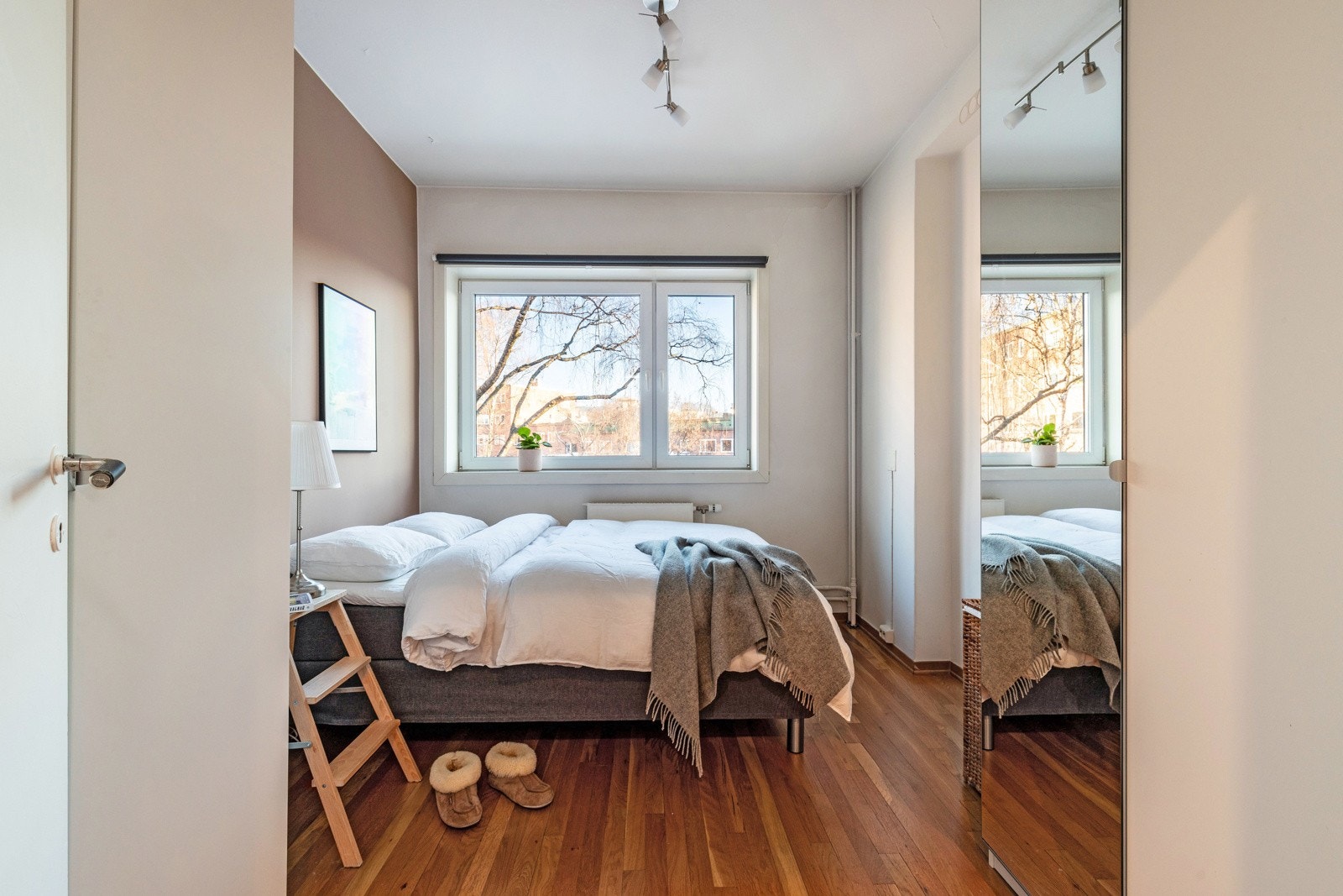 Stort og luftig soverom vendt ut mot rolig bakgård. Galleribilde