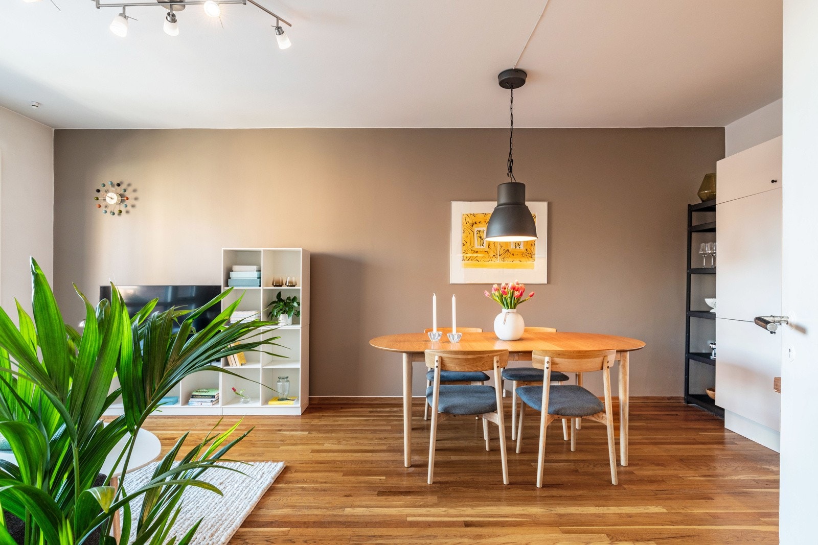 Stuen ligger i en åpen løsning mot kjøkkenet som gjør stuen til en meget sosial og hyggelig sone. Galleribilde