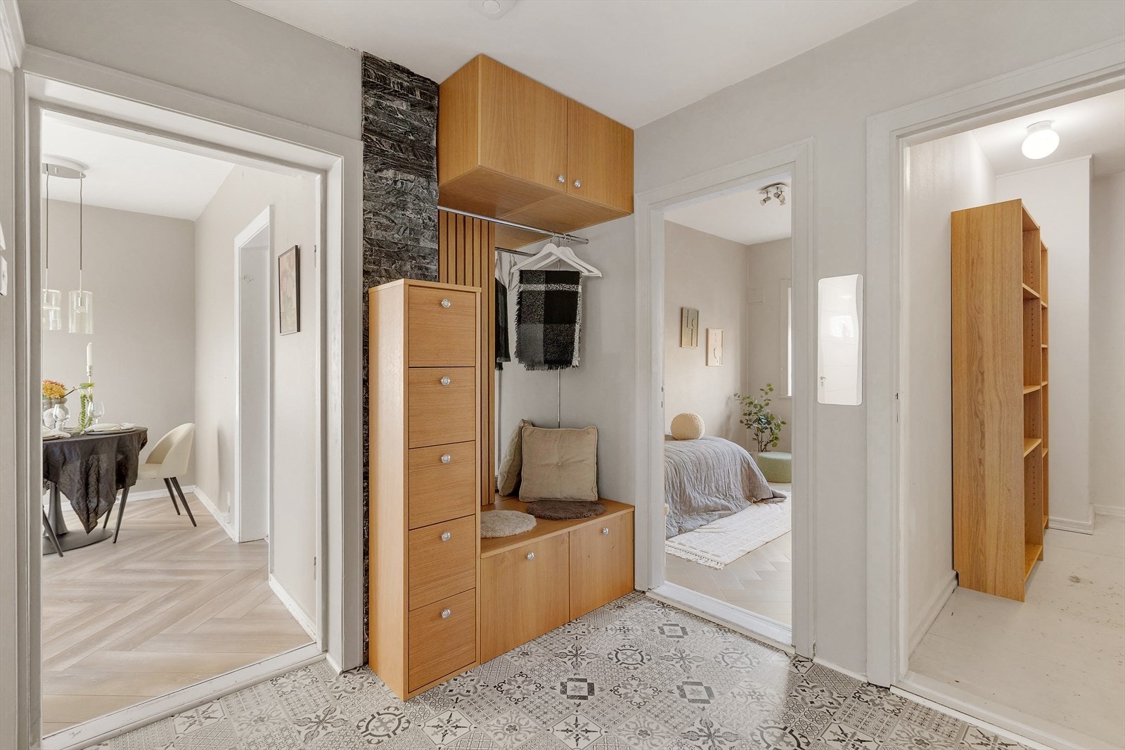 Innbydende entré med god plass til å henge fra seg ytterklær og sko Galleribilde