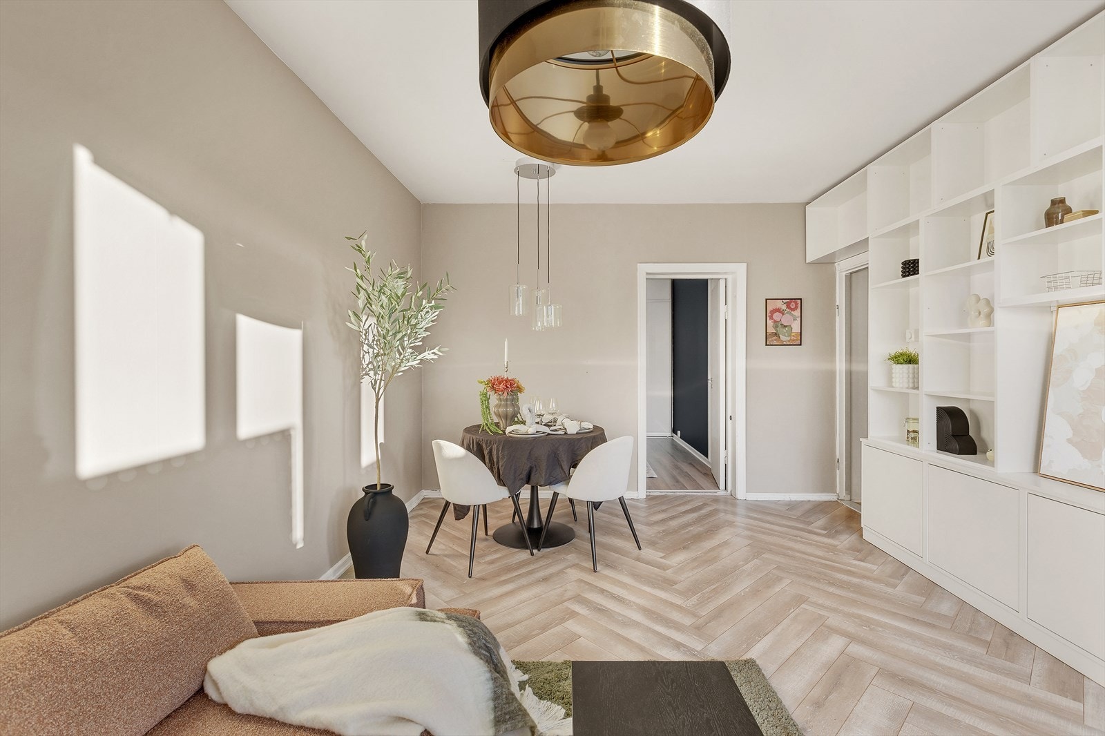 Her får du en gjennomført leilighet med meget god planløsning og romslige rom Galleribilde