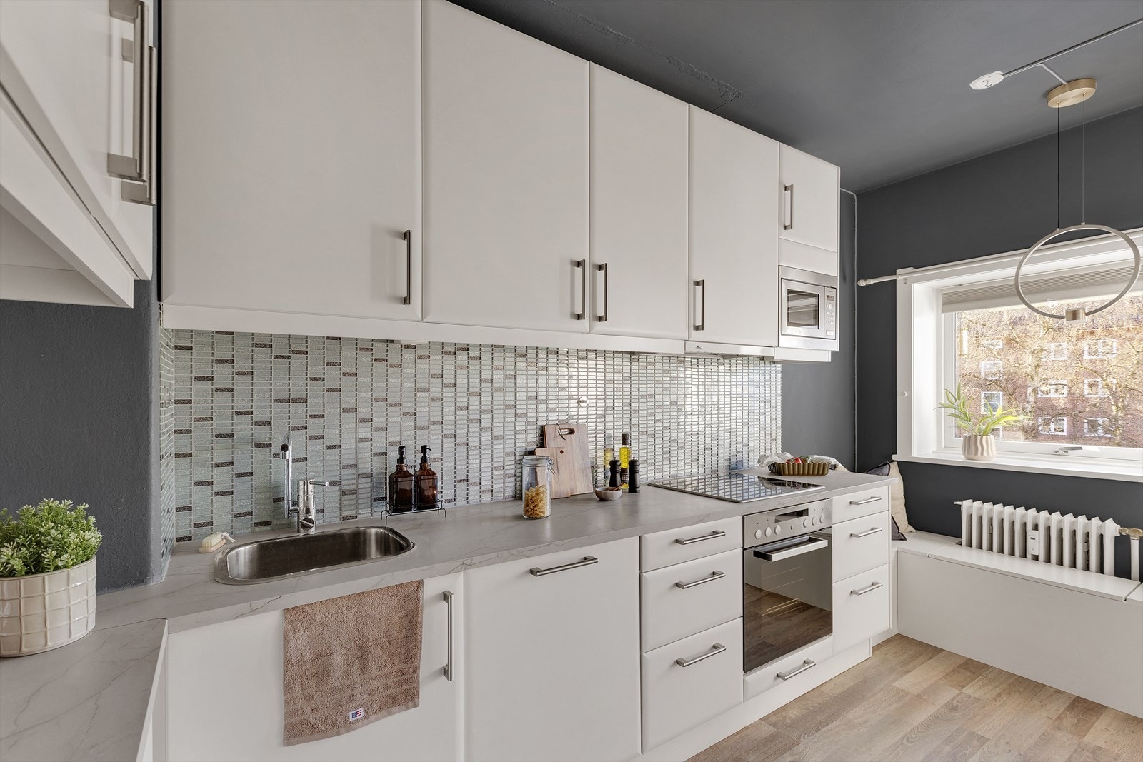 Kjøkkenet har integrerte hvitevarer som stekeovn og oppvaskmaskin Galleribilde