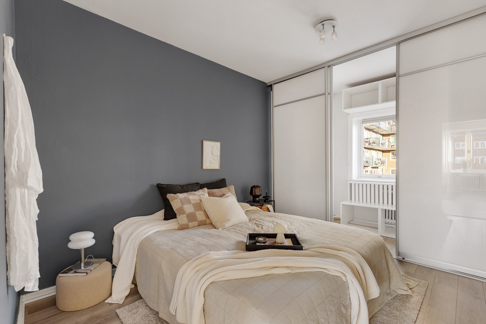 Romslig soverom i lune farger. Bak skyvedørene er det en praktisk og romslig garderobeløsning. Galleribilde