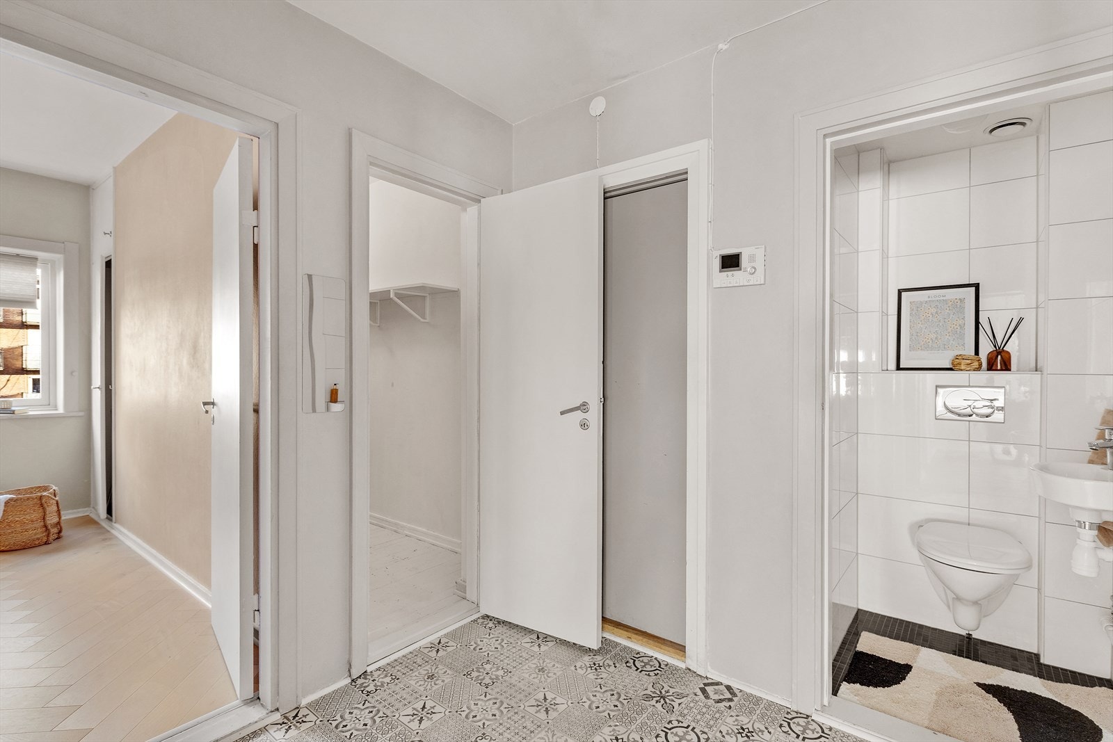 Fra gangen har du direkte inngang til alle rom i leiligheten Galleribilde