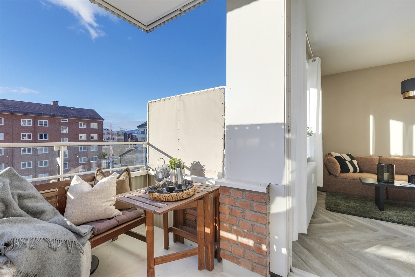 Balkongen ligger høyt og fritt og har utsyn over et rolig indre gårdsområde Galleribilde