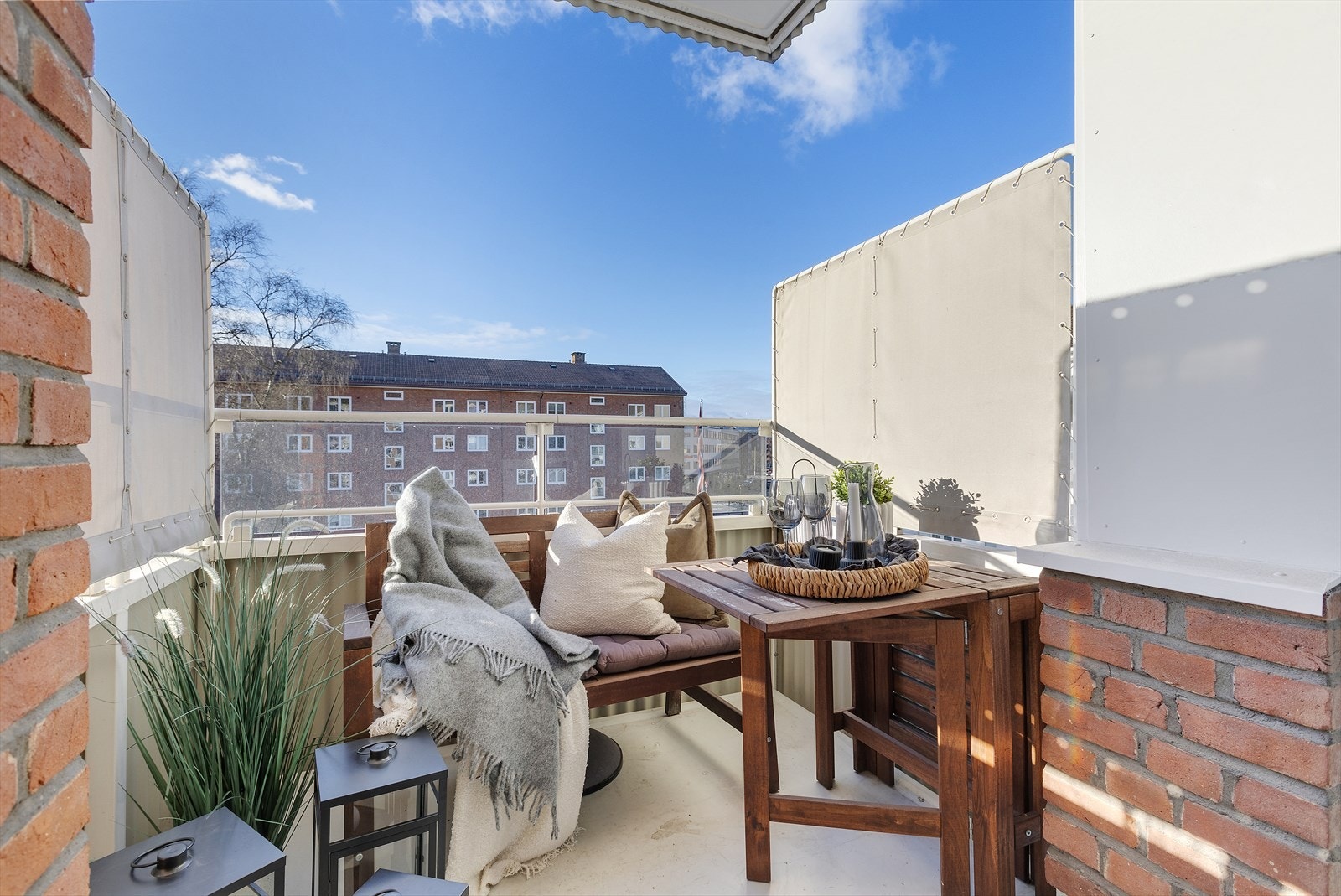 En lys og gjennomgående 3-roms med usjenert beliggenhet Galleribilde