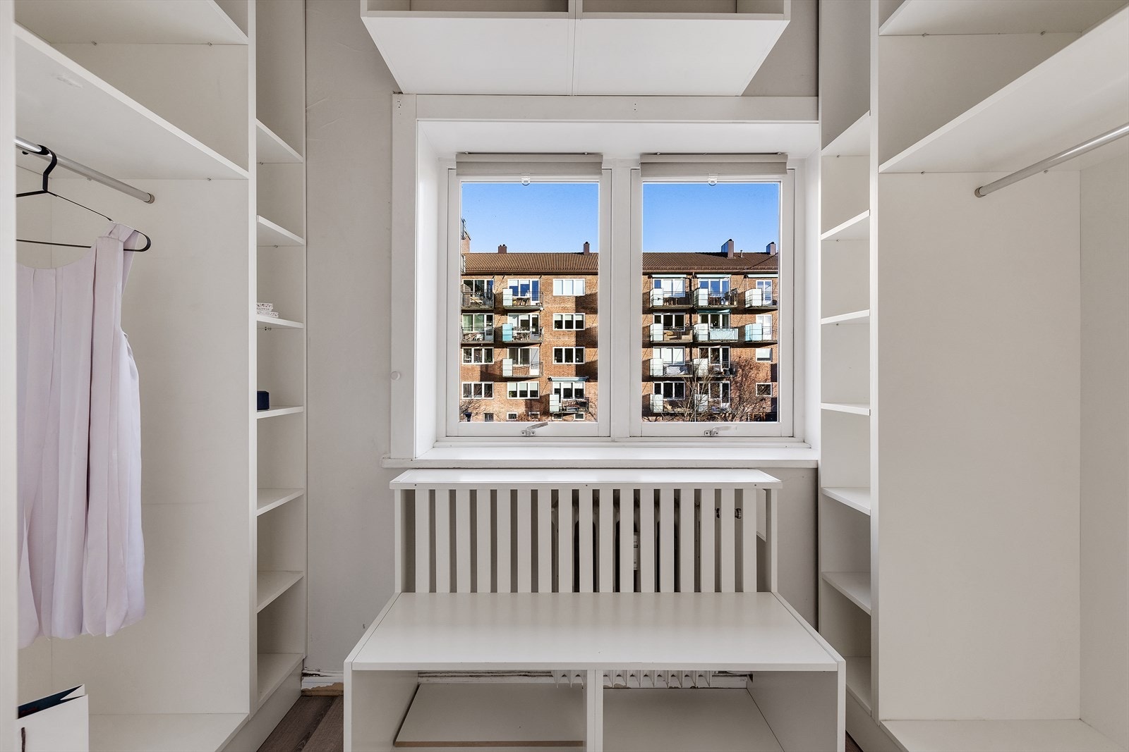 Svært praktisk walk-in-closet Galleribilde