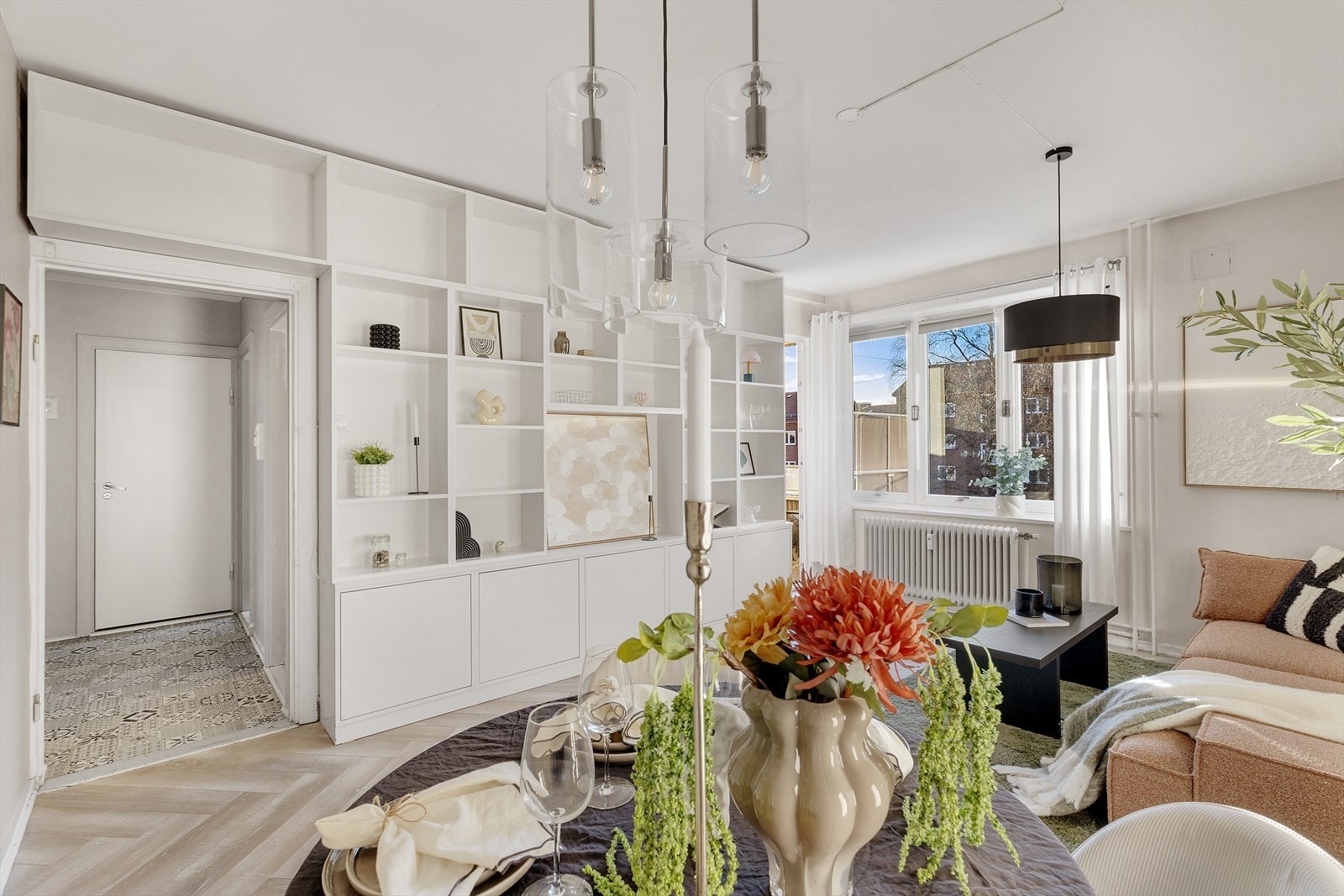 Fra stuen er det utgang til flott balkong som vender mot rolige fellesområder Galleribilde