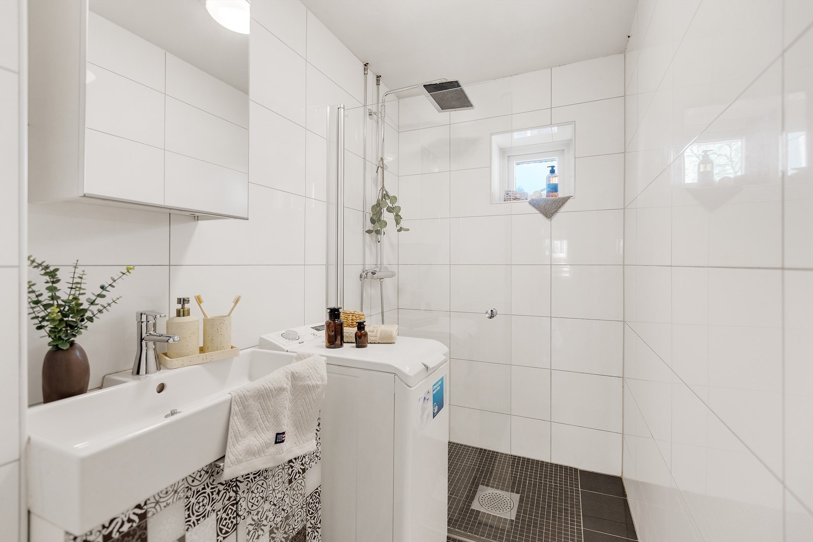 Flislagt bad med opplegg for vaskemaskin Galleribilde