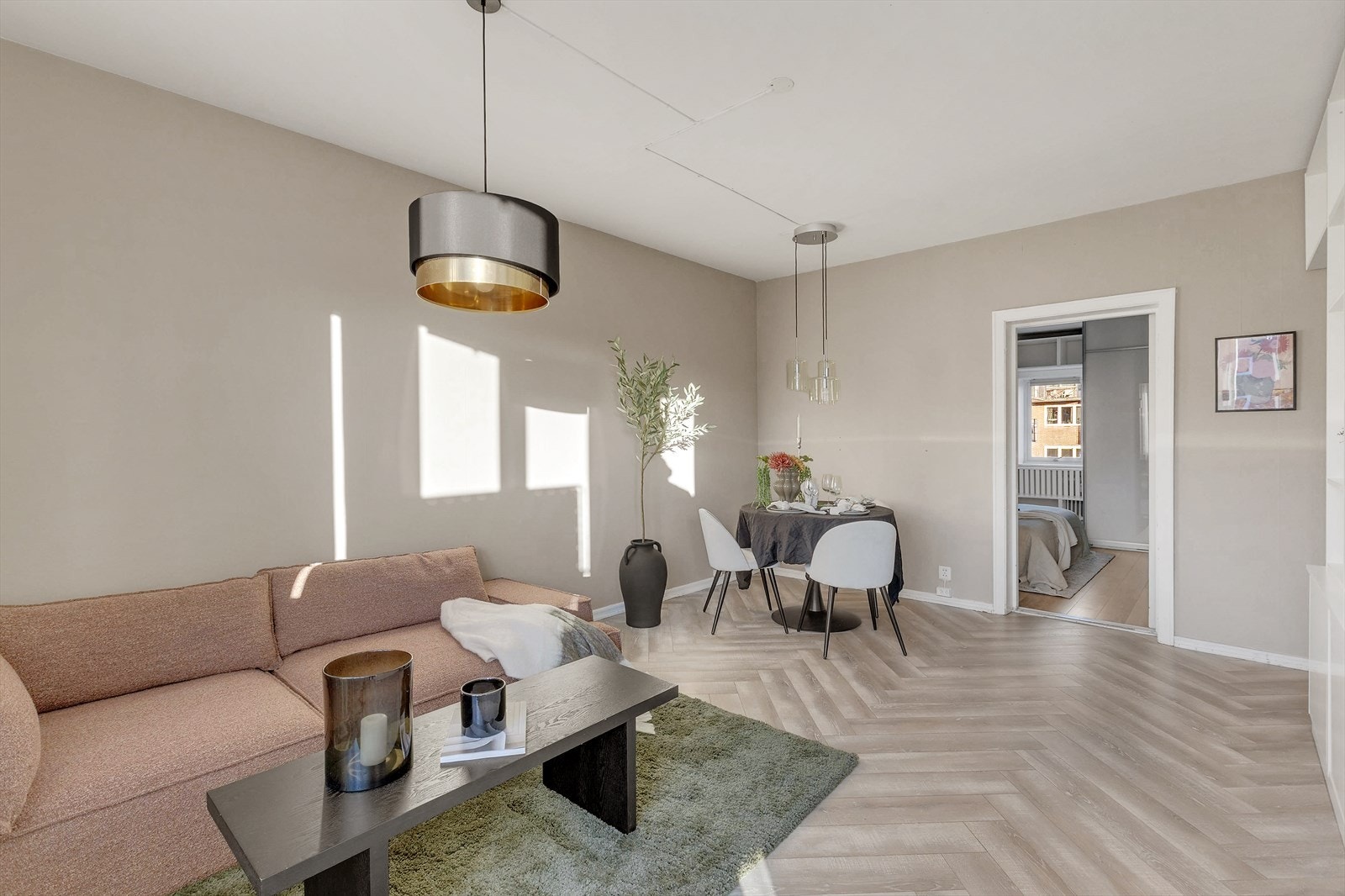 Romslig stue med god plass til både sofagruppe, spisebord og annet møblement Galleribilde