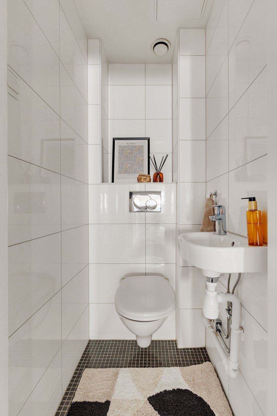 Praktisk separat toalettrom med flislagt gulv Galleribilde