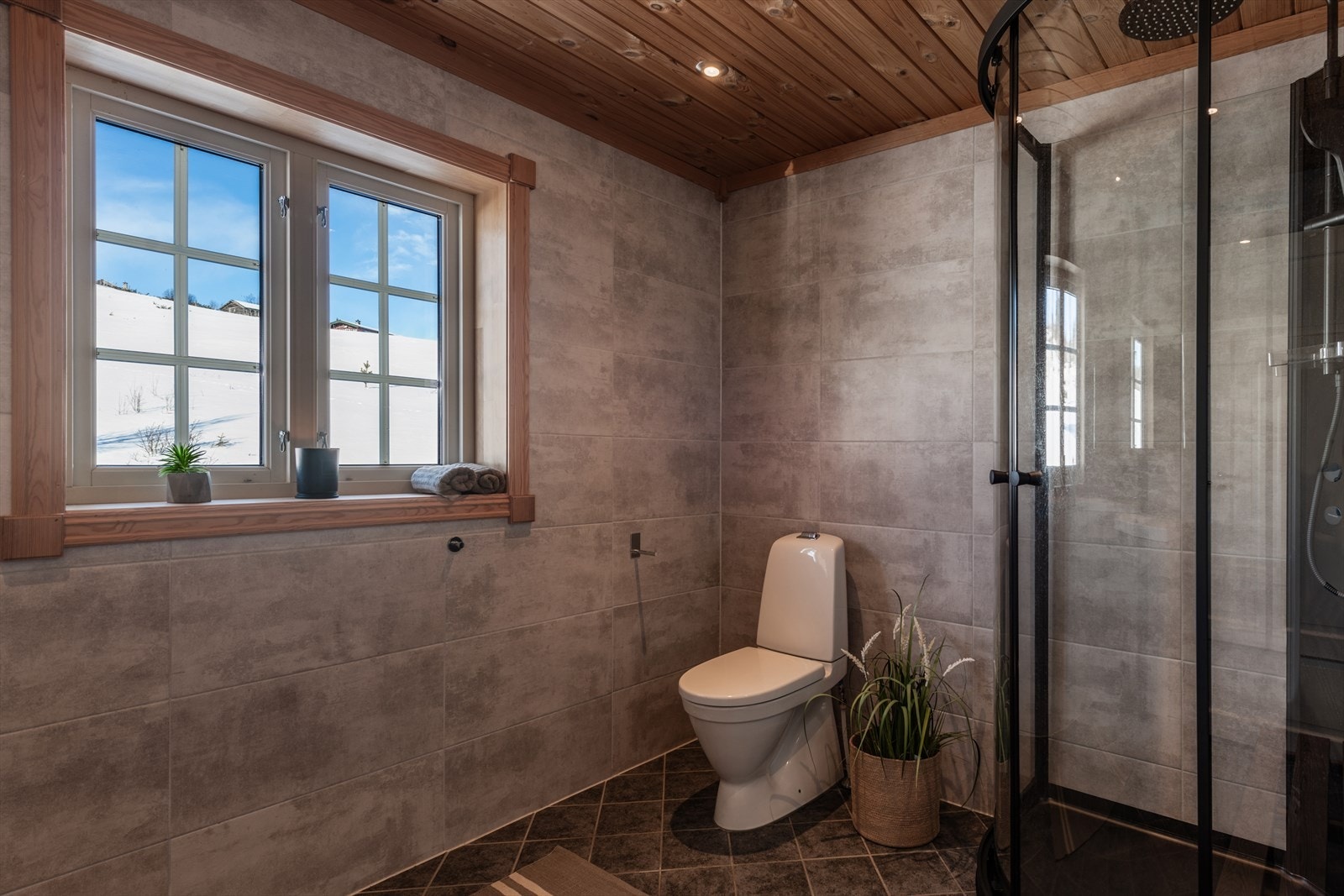 Flislagt gulv med varme, og flislagte vegger. Galleribilde