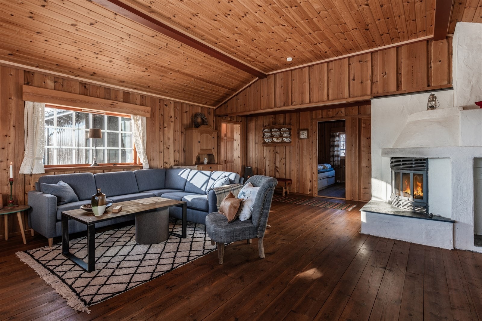 De panelte overflatene og tregulvet gir den riktig gode hyttestemningen! Galleribilde