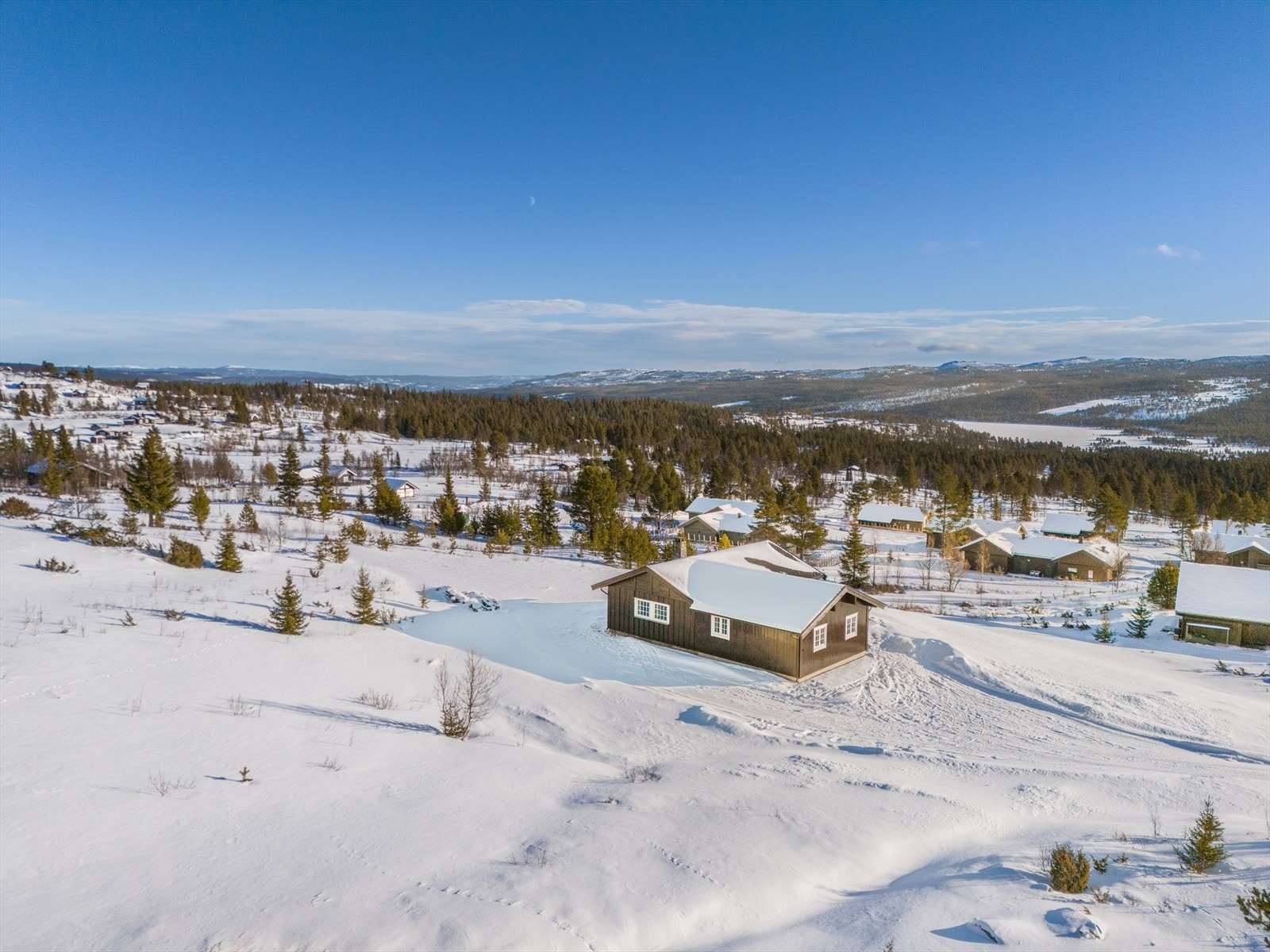 Fritidsboligen er oppført i 1990, og tilbygd med entré, to soverom og bad i 2016. Galleribilde