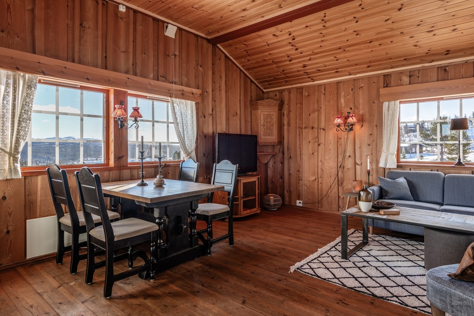 Flere vindusflater slipper inn godt med naturlig lys sammen med den flotte utsikten. Galleribilde