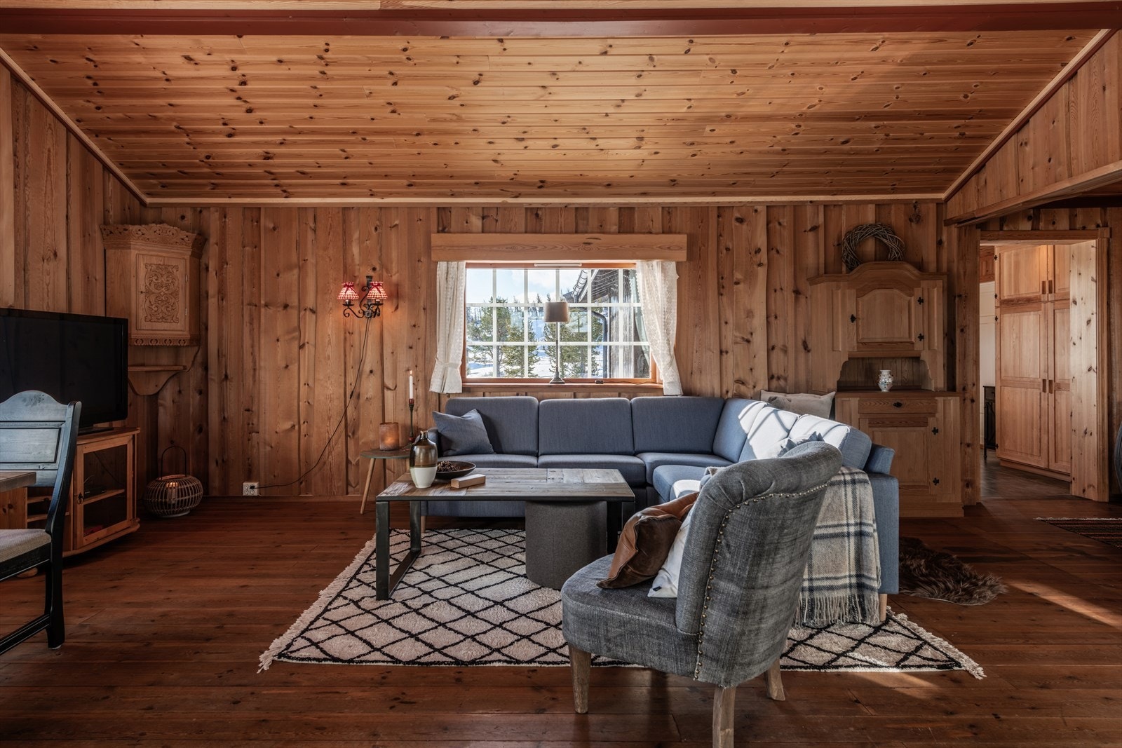 Romslig stue med plass til både salong og en spisegruppe. Galleribilde