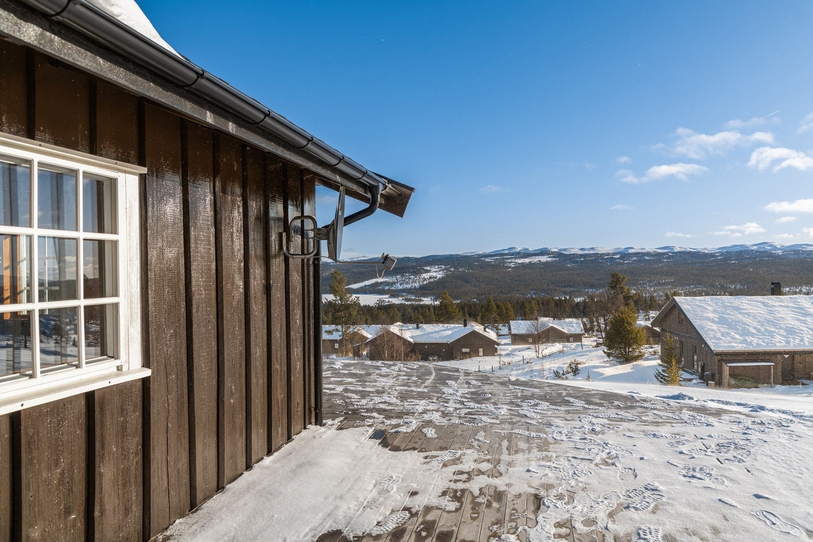 Terrassen svinger seg rundt hytta, slik at du lett kan flytte deg i takt med solen. Galleribilde