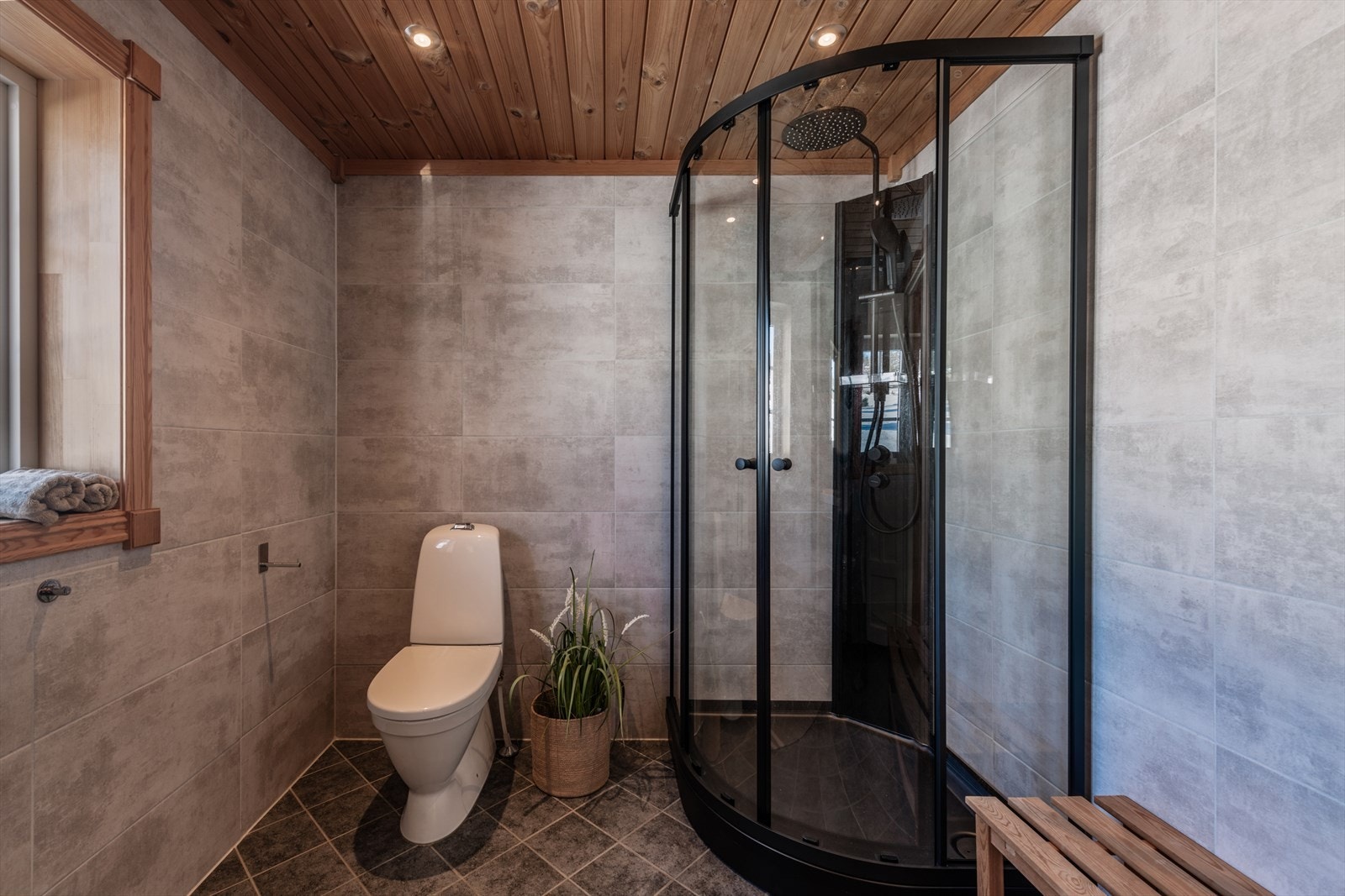 Badet er innredet med skapinnredning med servant, wc og dusjkabinett. Galleribilde